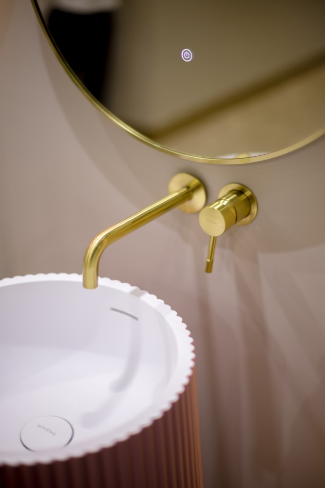 Смеситель для умывальника из стены, Uno. Matt Gold